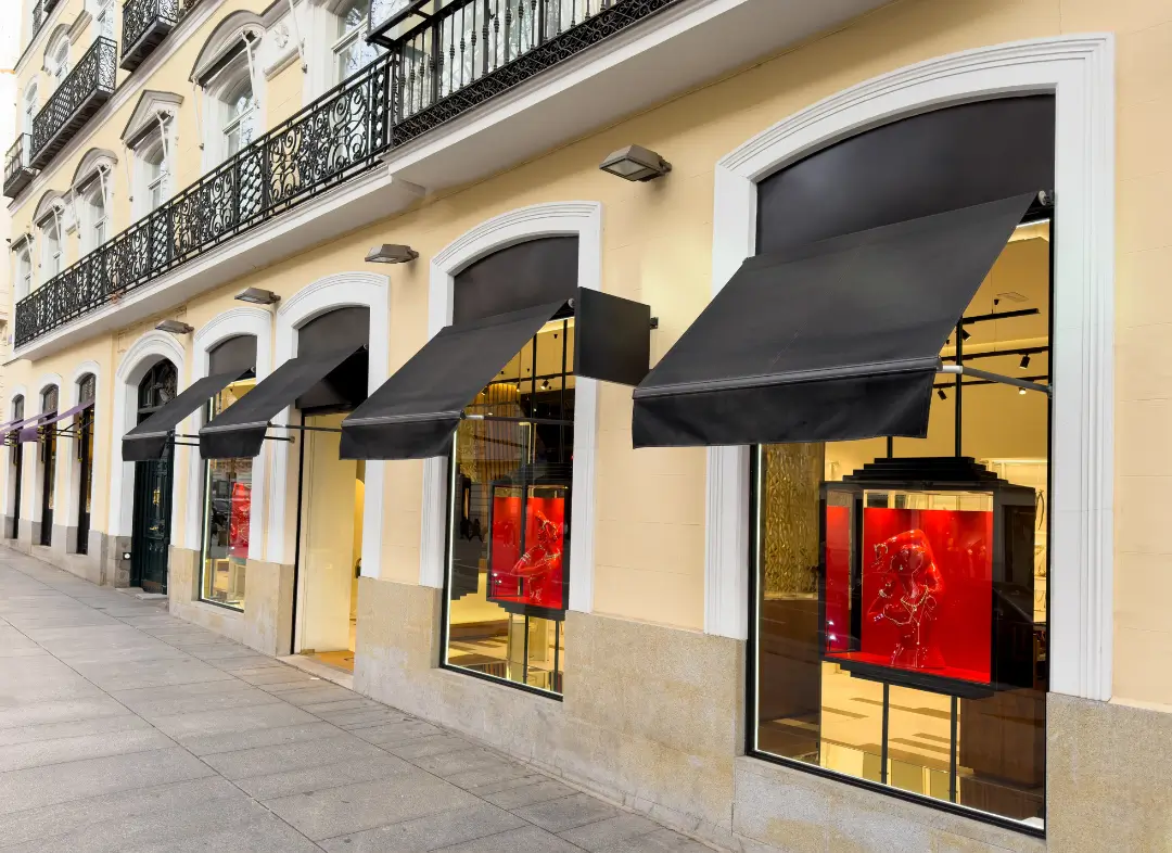 Façade vitrine de magasin en aluminium sur mesure à Port-de-Bouc